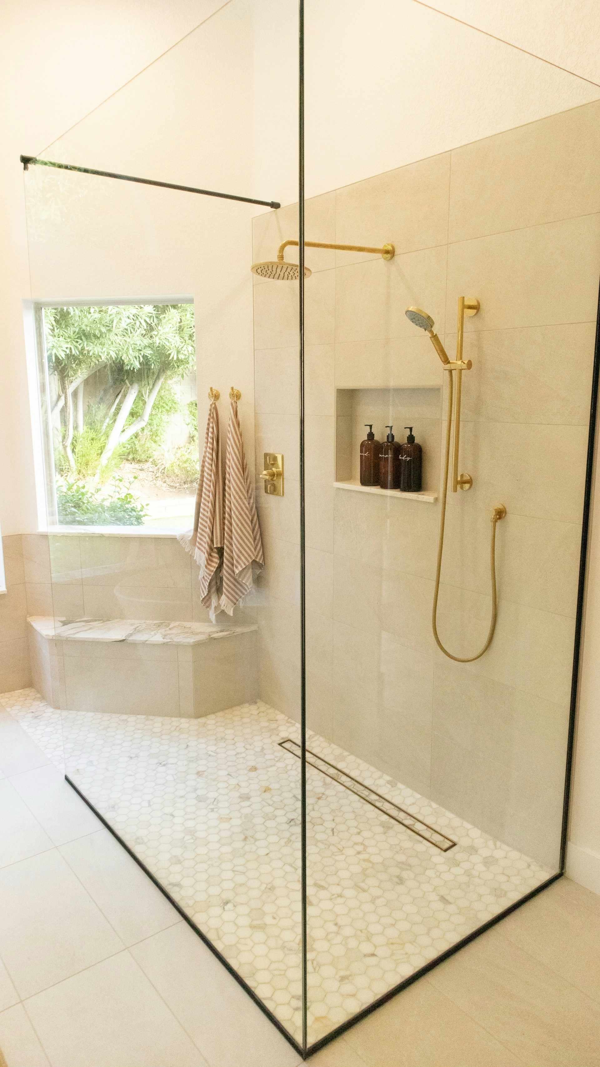 Porte de douche en verre parfaitement alignée avec joints et quincaillerie remis à neuf.